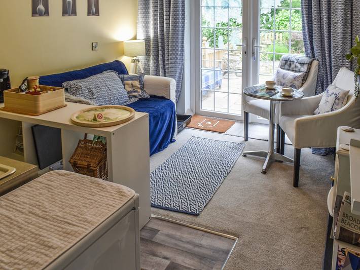 Log cabin for 2 people, with garden, with pets in Kent