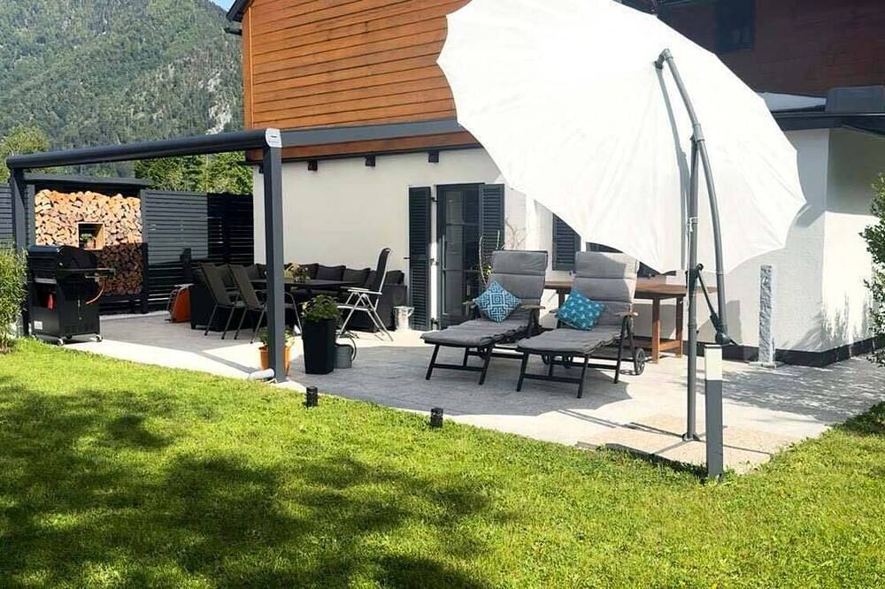 Ferienhaus Traunseestrand Exklusiv in Seelage inkl. großzügigem Garten in Ebensee, Traunviertel