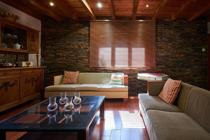 Casa rural para 16 personas, con Jacuzzi y Terraza además de Jardín y Piscina en Narrillos de San Leonardo - 4