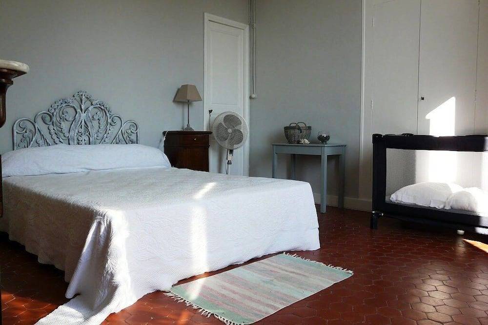 Large house facing the sea, close to the beach in Farinole, Calvi region