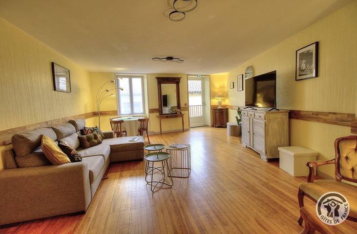 Gîte pour 15 personnes, avec vue ainsi que terrasse et jardin dans Rhône - 4