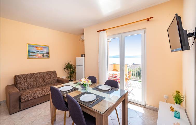 Ganze Ferienwohnung, Charmante Ferienwohnung, 2 km vom Strand entfernt, mit Pool, Terrasse und WLAN in Novigradsko More, Zadar