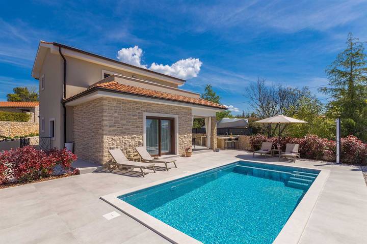 Ferienhaus für 8 Personen, mit Balkon und Terrasse sowie Garten und Pool in Pinezici - 2