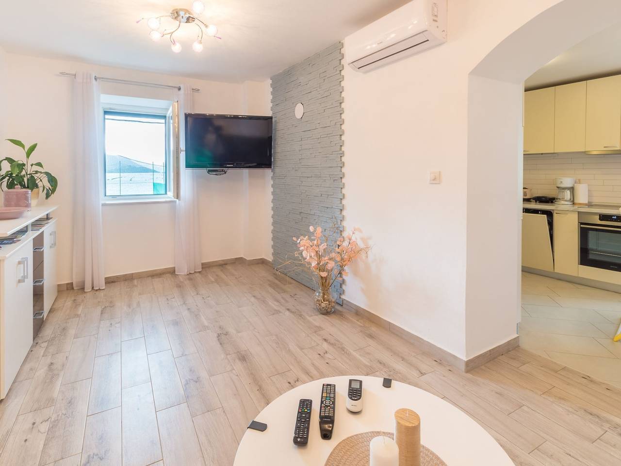 Four Bedroom Holiday Home with Sea View in Ston, Dubrovnik-Neretva