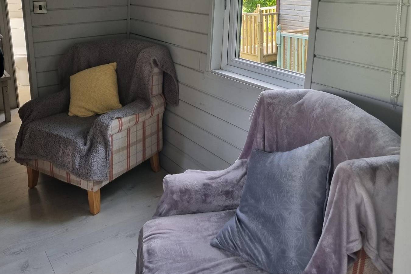 Glamping Hut - Sleeps 2, hot tub & parking in Powys