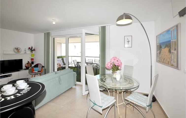 Entire holiday apartment, Sea View Apartment with Parking & Internet (100m to Beach) in Canet-en-Roussillon, Côte d'Améthyste