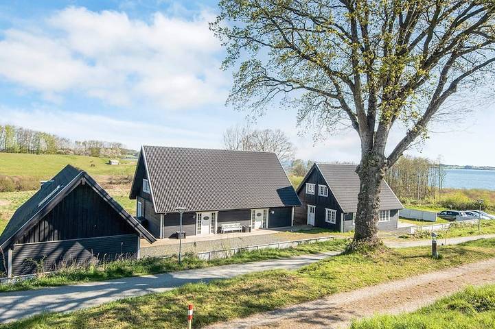 Ferienhaus für 16 Personen, mit Pool und Terrasse sowie Garten in Løjt