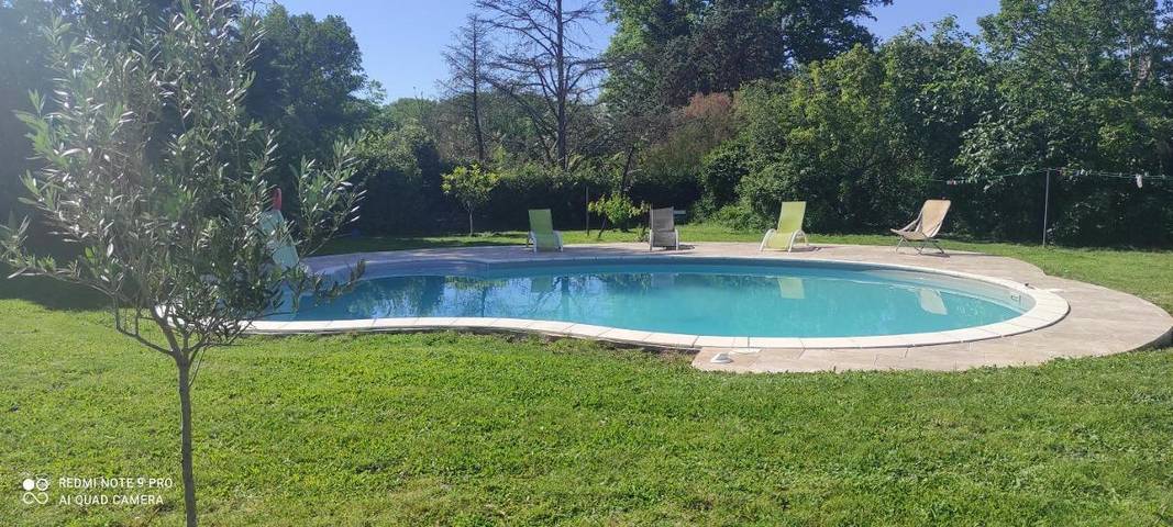 Location de vacances pour 12 personnes, avec vue ainsi que jardin et piscine, animaux acceptés à Saint-Simon-de-Bordes - 4