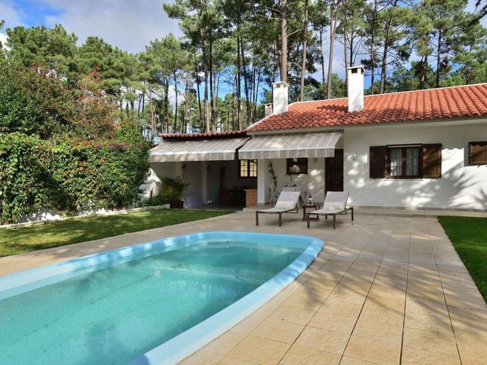 Casa de férias para 4 pessoas, com piscina e jardim em Corroios