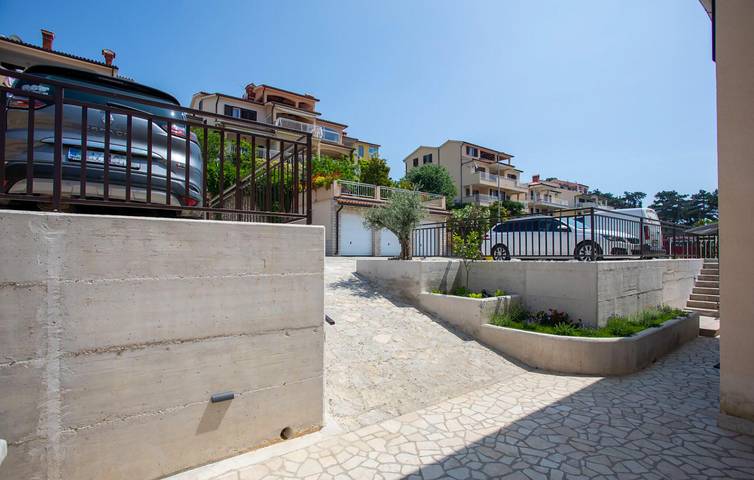 Apartamento vacacional entero, Moderno apartamento de 2 dormitorios con terraza, wifi y playa a menos de 400 m in Rabac, Labin-Rabac