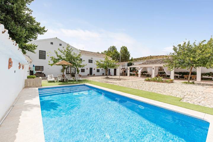 Casa rural para 17 personas, con Jardín
