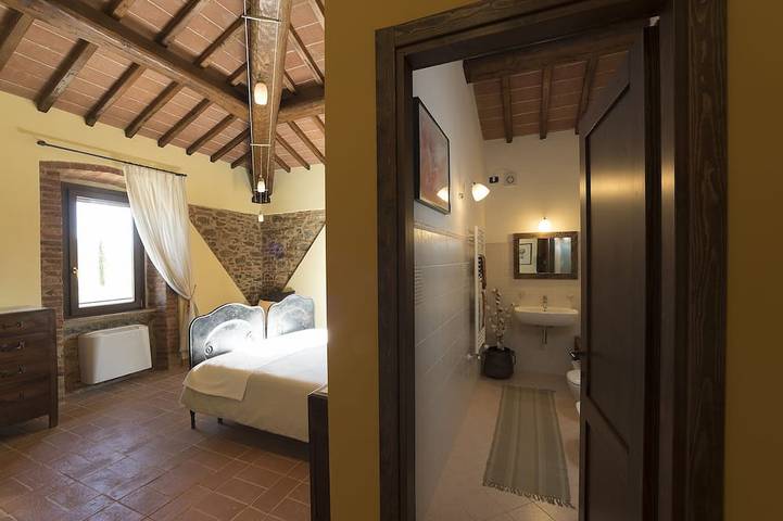 Entire apartment, 19th century stone villa with private pool and garden/6 sleeps/pet friendly in Panicale, Lake Trasimeno
