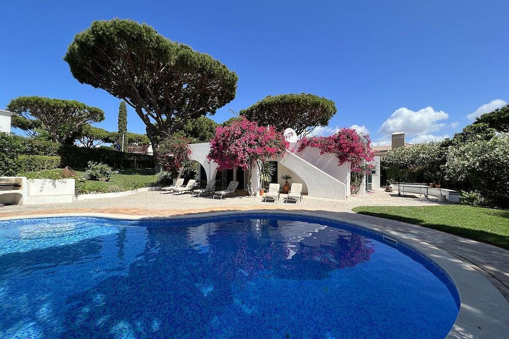 Traditional 3 bedroom villa with great pool in the heart of Vale do Lobo in Vale do Lobo, Almancil