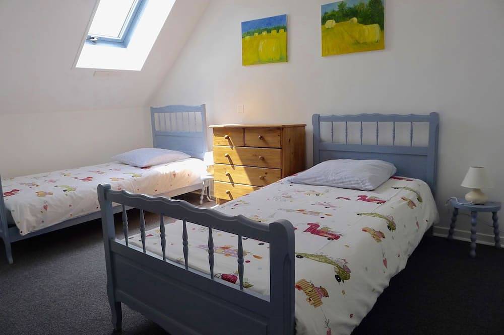 Belle maison individuelle avec jardin privé, piscine, terrain de tennis sur gazon près de la plage in Vesly, Région de Coutances