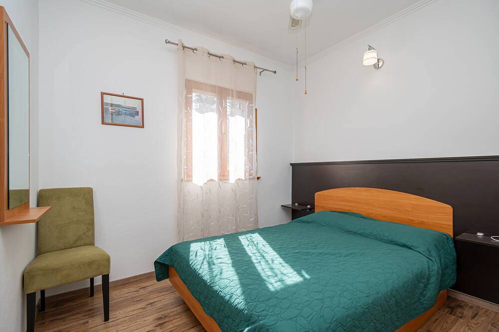 Ganze Wohnung, 2-Zimmer-Ferienwohnung am Strand Veli Rat, Dugi otok (A-438-a) in Veli Rat, Dugi Otok