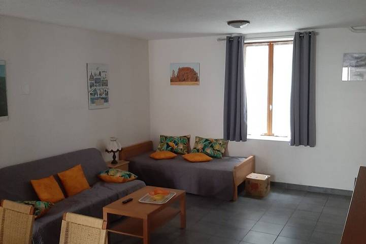 Gîte pour 5 personnes, avec jardin à Fougerolles