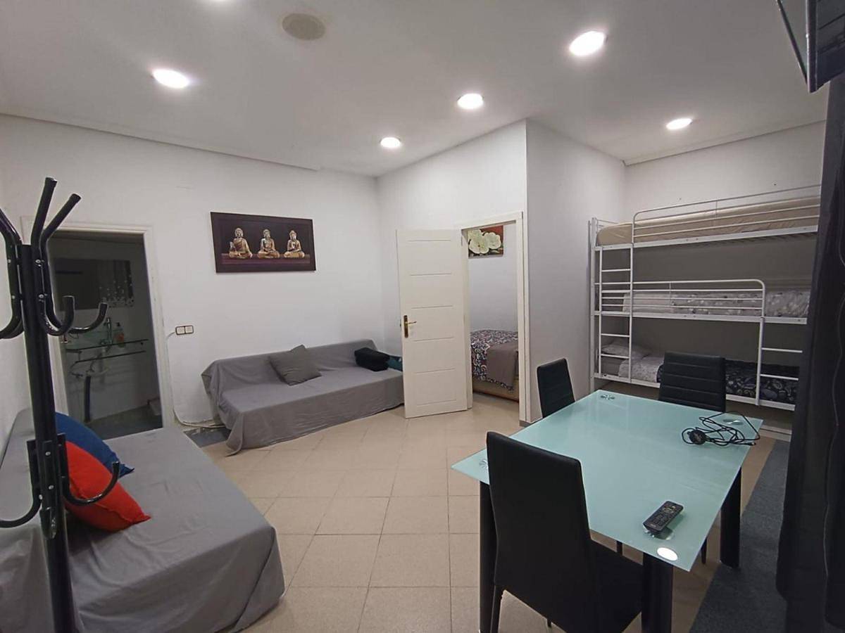 Family Room with Shared Bathroom in Centro (Madrid), Madrid