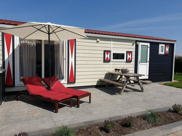 Chalet für 4 Personen, mit Terrasse und Balkon/Terrasse in Serooskerke