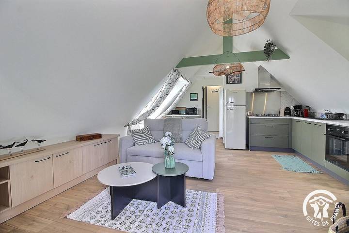 Gîte pour 2 personnes, avec terrasse ainsi que piscine et jardin à Pléhédel - 4