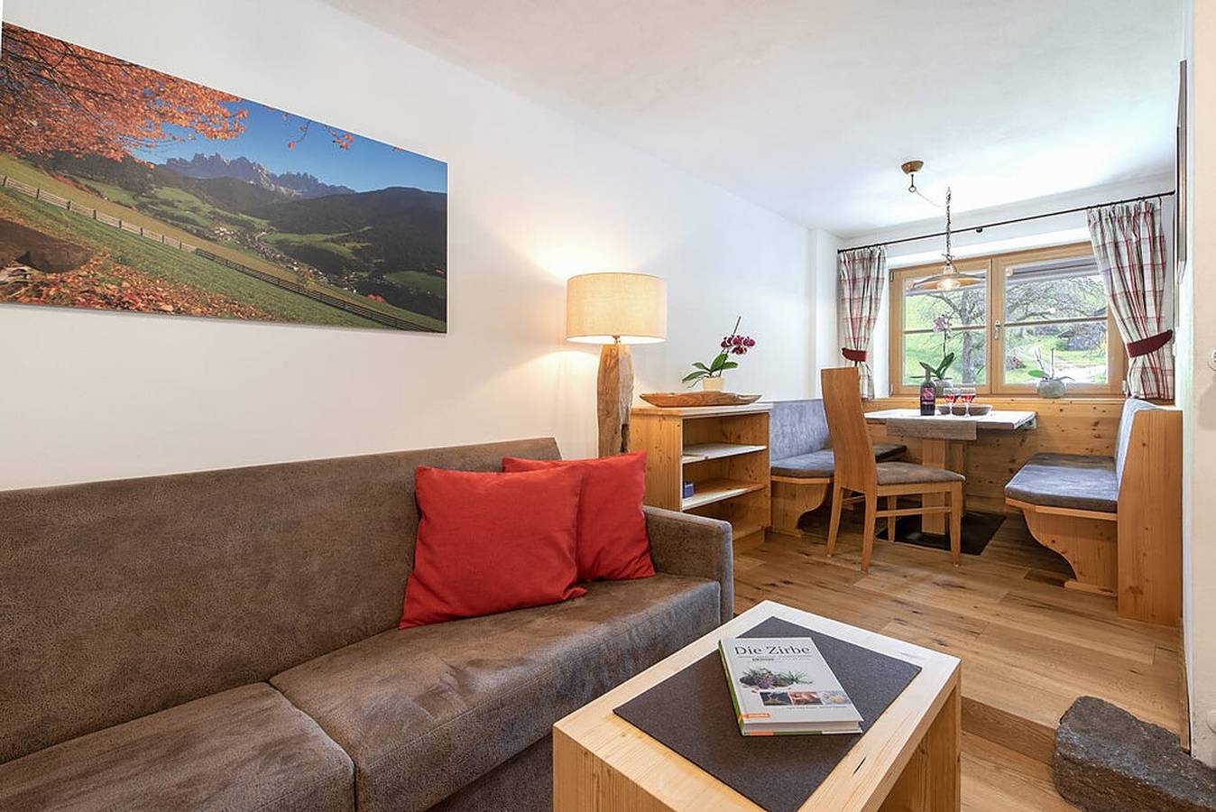 Ganze Wohnung, Ferienwohnung "Oberglarzhof Zirbel" mit Bergblick, Garten & Wlan in Pardell, Villnöß