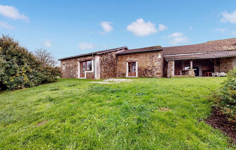 Gîte pour 8 personnes, avec piscine ainsi que jardin et terrasse à Bussière-Badil