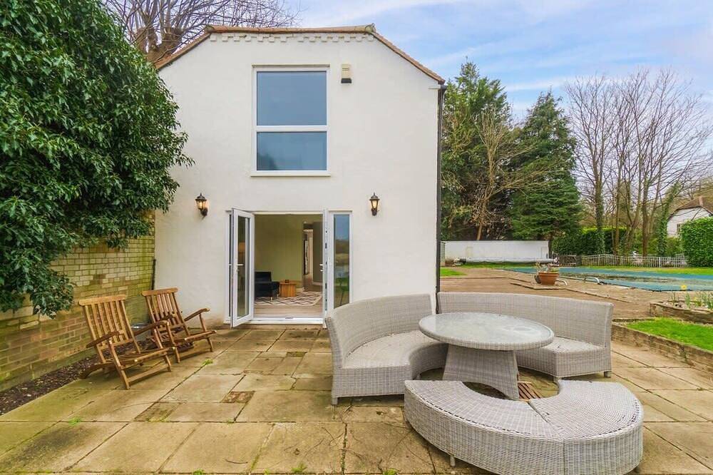 Riverside Retreat with Private Sauna and Hot Tub in Windsor, Berkshire