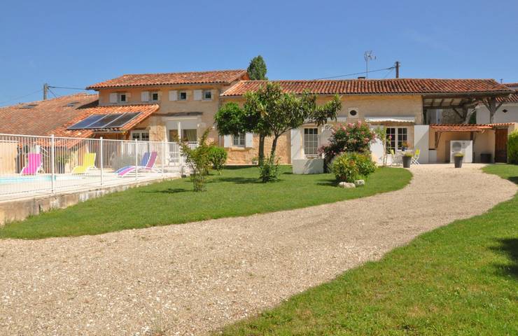 Gîte pour 10 personnes, avec jardin et terrasse ainsi que piscine et jacuzzi à Rioux-Martin