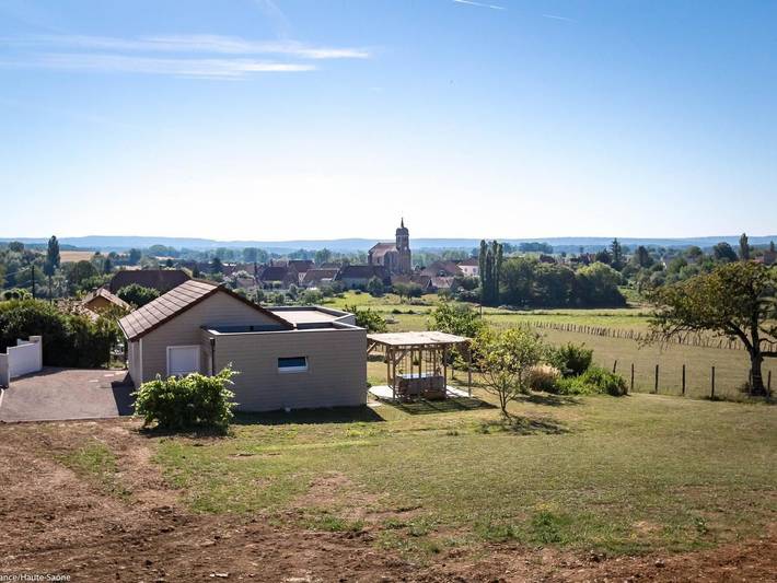 Gîte pour 4 personnes, avec Piscine à Traves (homonymie)