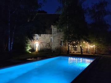 Location de vacances pour 12 personnes, avec jardin ainsi que piscine et terrasse à Saint-Germain-les-Belles