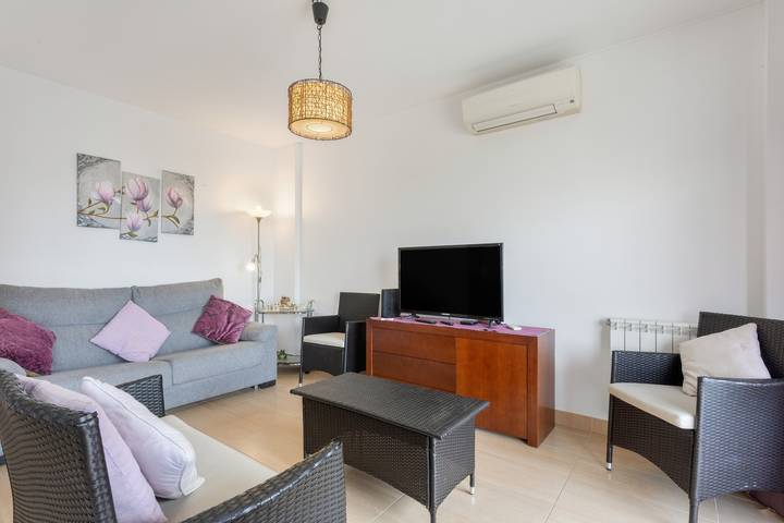 Entire apartment, 'Pérola Do Oeste' Apartment with Shared Pool, Wi-Fi, and Air Conditioning in Praia de São Martinho do Porto, São Martinho do Porto