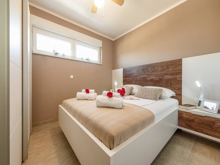 Villa für 10 Personen, mit Balkon und Terrasse sowie Pool in Jasenice - 4