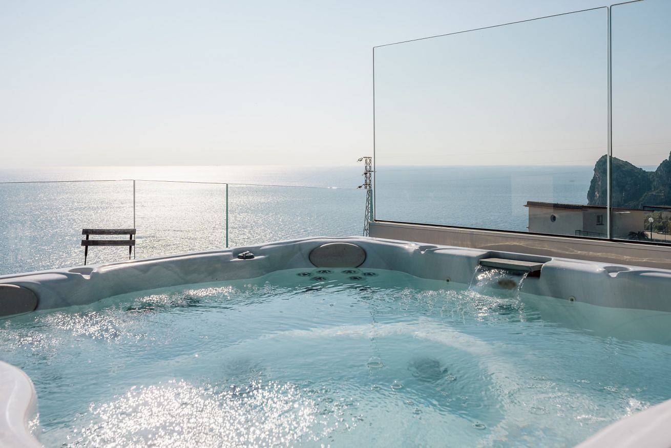Nerano Bay Villa with Jacuzzi Rooftop in Nerano, Province de Naples