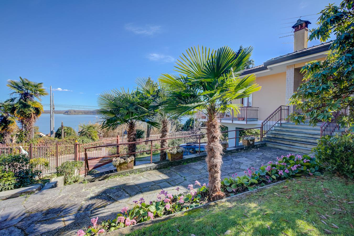 Blooming Villa Cos Lake View in Belgirate, Belgirate Gemeinde