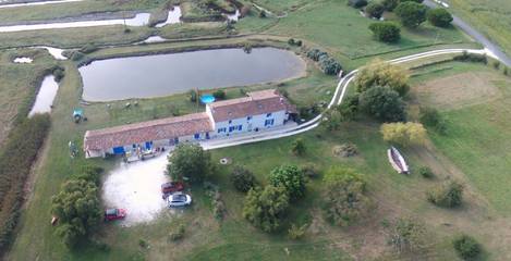 Gîte pour 4 personnes, avec piscine et jardin ainsi que terrasse et vue sur le lac à Saint-Just-Luzac