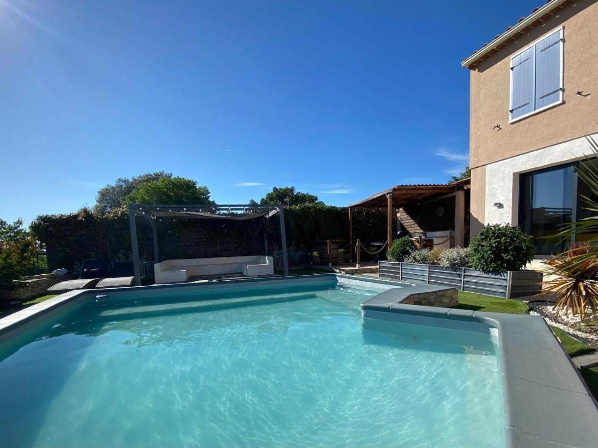 Double Room with Pool View in Villelaure, Parc naturel régional du Luberon