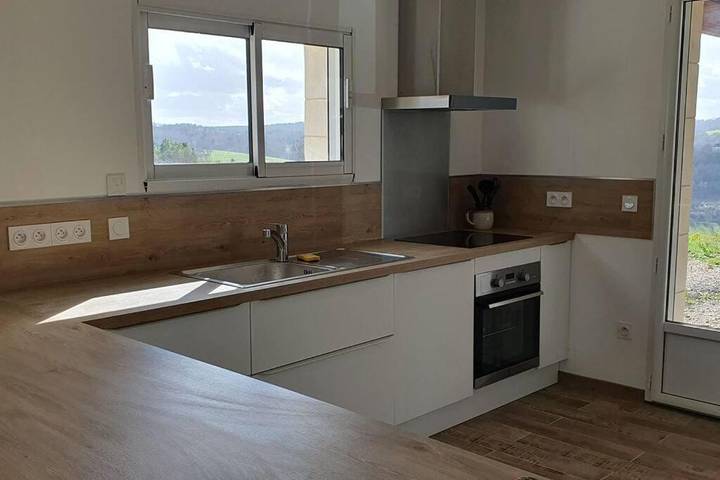 Location de vacances pour 10 personnes, avec vue ainsi que terrasse et piscine à Plazac - 4
