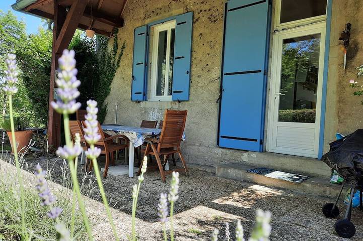 Gîte pour 4 personnes, avec terrasse et jardin à Sarrogna