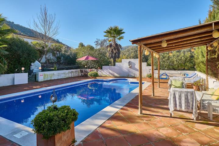 Casa rural para 9 personas, con jacuzzi y jardín en Iznájar