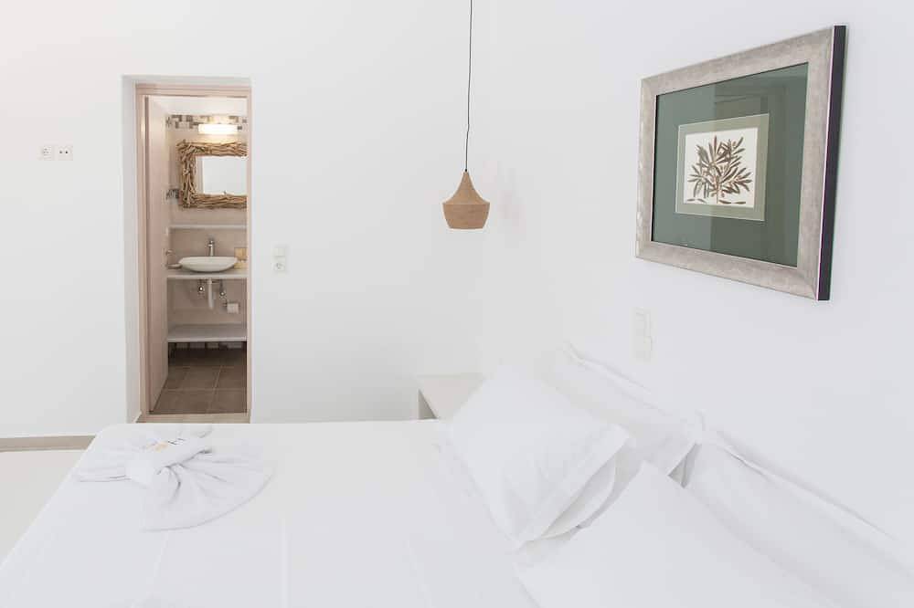 H2O Privé Villa Paros, oneindig zwembad, zeezicht lounge, bbq en bar in Parasporos, Paros