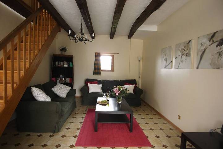 Gîte pour 4 personnes, avec terrasse ainsi que piscine et jardin