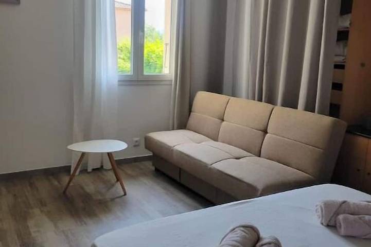 Apartamento entero, Quiet, detached gîte. in Lauris, Parque natural regional del Luberon