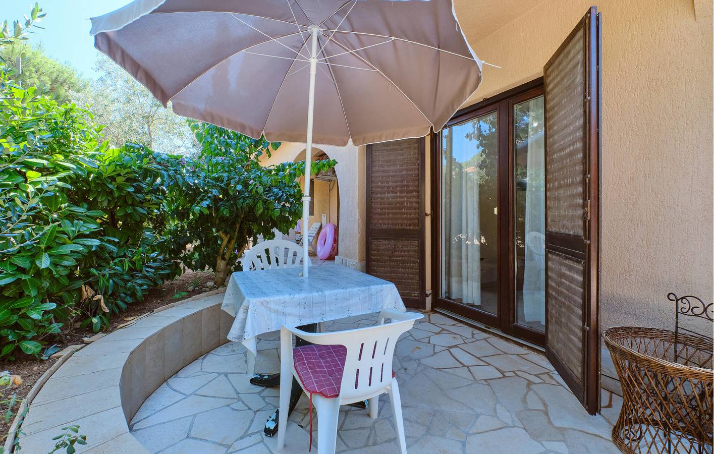 Ganze Ferienwohnung, Geräumige 2-Zimmer-Wohnung mit Terrasse, 2,5 km vom Strand Liska Slatina entfernt in Aratore, Kvarner Inseln