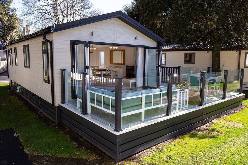Flip Flops - a luxury lodge by the beach on Sandhills Holiday Park, Mudeford in Mudeford, Christchurch