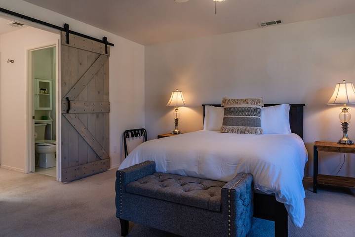 Vacation rental for 9 people, with yard and hot tub, with pets in Big Sur