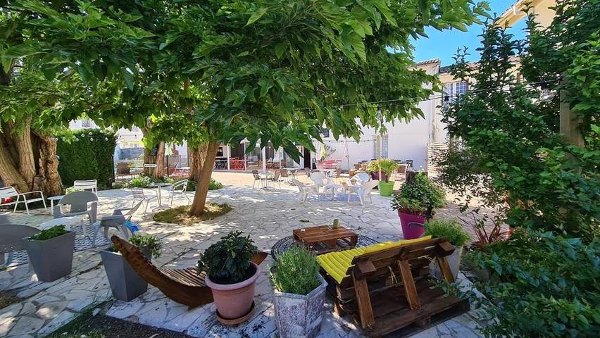 Hôtel pour 2 personnes, avec vue et piscine ainsi que terrasse et jardin, animaux acceptés