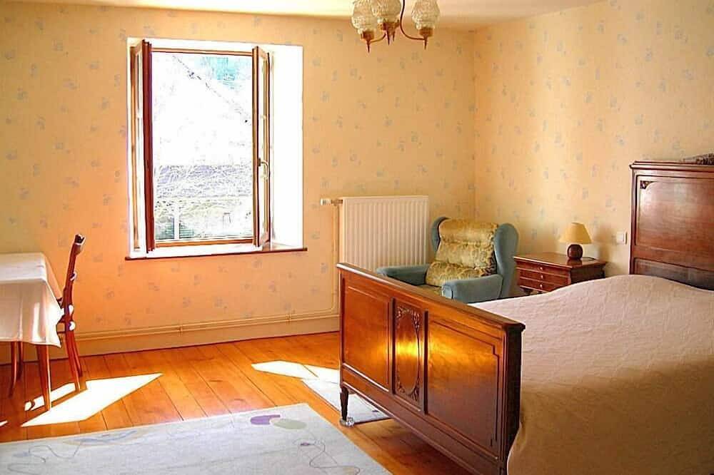 Charmante Maison Comtoise ,spacieuse,  grand jardin , parking privé in Bourg-de-Sirod, Jura Francais