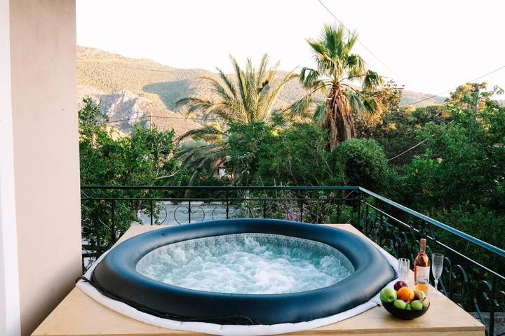 Villa pour 4 personnes, avec Balcon et Jacuzzi ainsi que Terrasse et Jardin