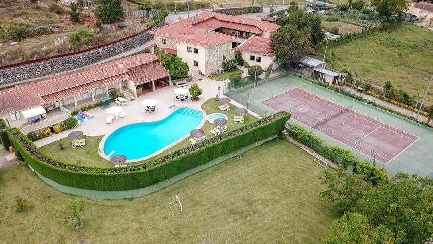 Location de vacances pour 3 personnes, avec bassin pour enfant et vue ainsi que piscine et jardin dans Vila Verde - 4