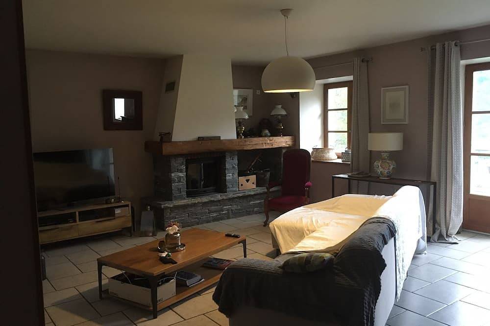 Beautiful building at the foot of the mountains, 15kms from Lake Annecy,  in Ugine, Albertville region