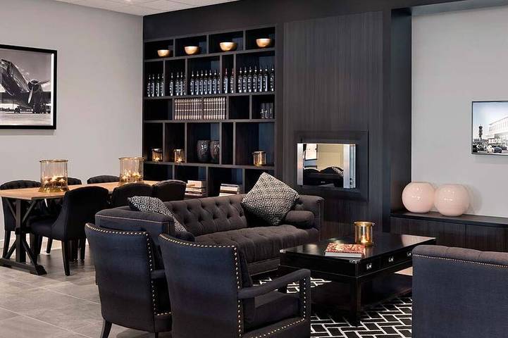 Great Location for Flyers – Walk to the Airport, Relax in Style! Onsite Dining in Róterdam, Holanda Sur